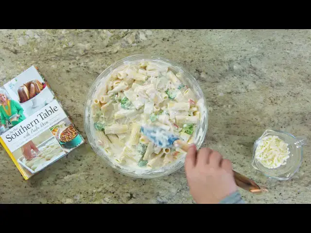 Video thumbnail for Chicken Alfredo Pasta Back - At the Southern Table