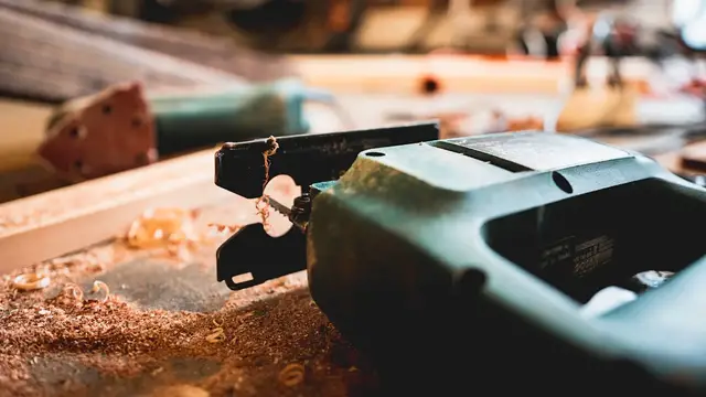 'Video thumbnail for  What Is A Reverse Cut Jigsaw Blade?'