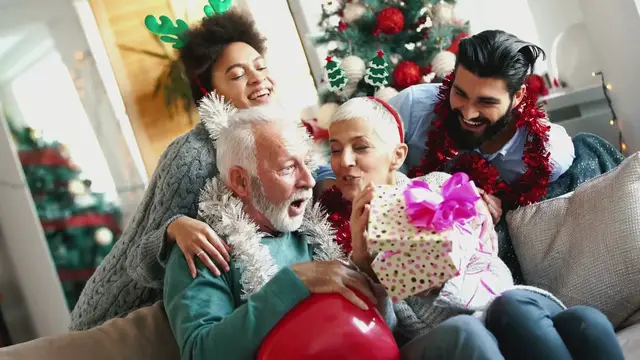 Video thumbnail for What does the color green on the Christmas tree mean