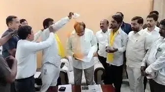 'Video thumbnail for Radhakrushna vikhe  राधाकृष्ण विखे पाटील यांच्या अंगावर भंडारा'