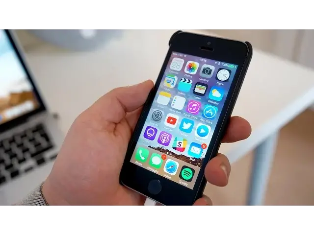 'Video thumbnail for What's on my iPhone SE?'