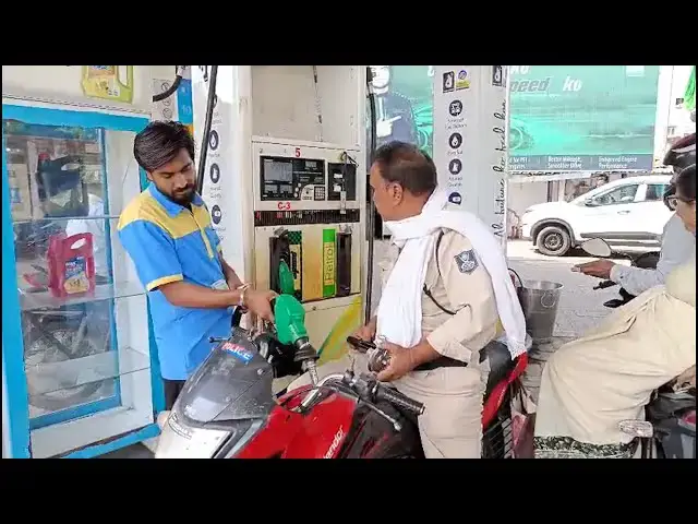 'Video thumbnail for Jabalpur News: दोपहिया वाहन चालकों को बिना हेलमेट नहीं मिलेगा पेट्रोल'