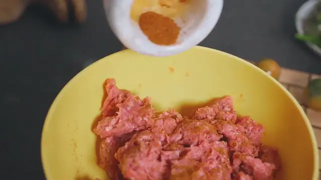 Video thumbnail for Classic Cheeseburger Recipe