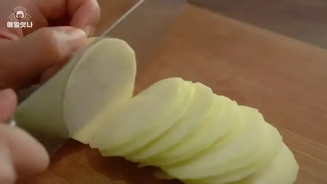 Video thumbnail for 감자칩만들기   감자칩 쉽게 만드는방법   손으로 자를까  슬라이서로 자를까    포테이토칩 만들기   간식만들기   (720P