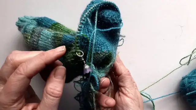 'Video thumbnail for Patchwork socks - gusset'