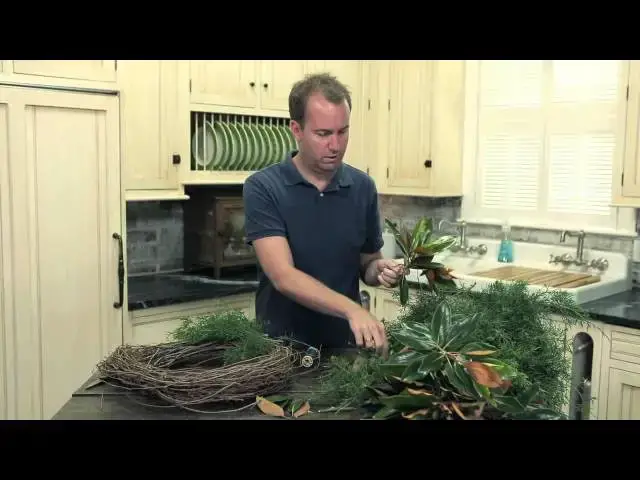 Video thumbnail for Homemade Holiday Wreath