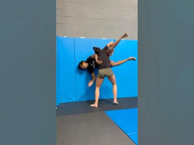 Video thumbnail for Don’t make us shake you down. Use duelbits.com #podcast #ufc