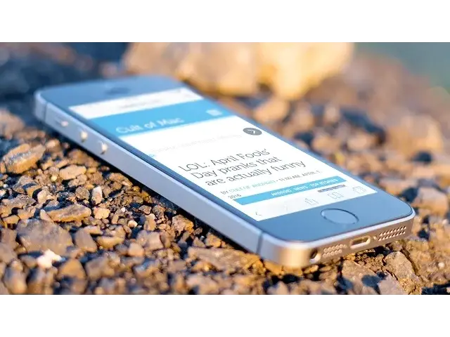 'Video thumbnail for iPhone SE Review'