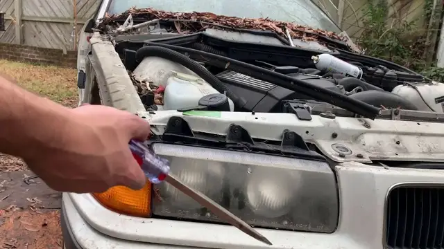 Video thumbnail for How to remove BMW E36 headlight assembly