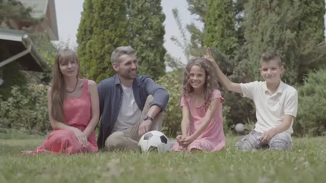 Video thumbnail for "Hugh Grant Thanks Taylor Swift and Travis Kelce for Memorable Eras Tour Experience"