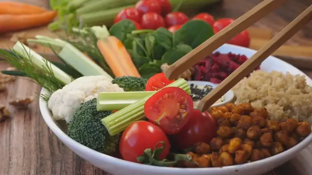 Video thumbnail for Ensalada de Garbanzos con Bacalao: Receta Saludable y Deliciosa