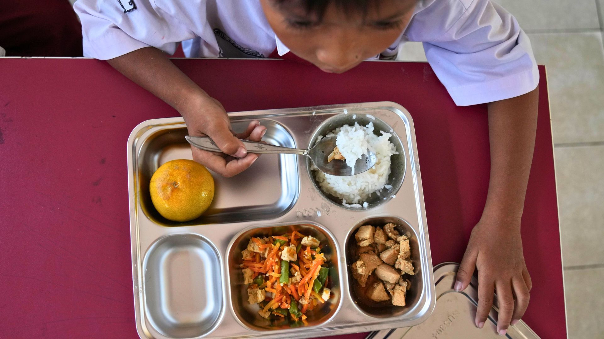 Video thumbnail for Indonesia free school meals programme hit by $15bn graft scandal