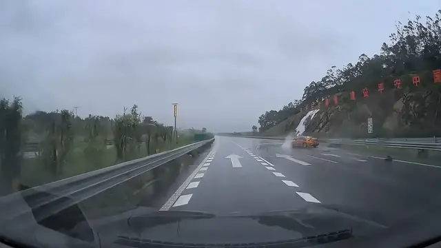 Video thumbnail for Honda Civic Loses Control on Rainy Highway in Guangdong