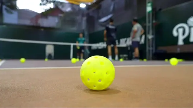 Video thumbnail for Pickleball craze in Vietnam sparks joy for players but noise frustrates locals