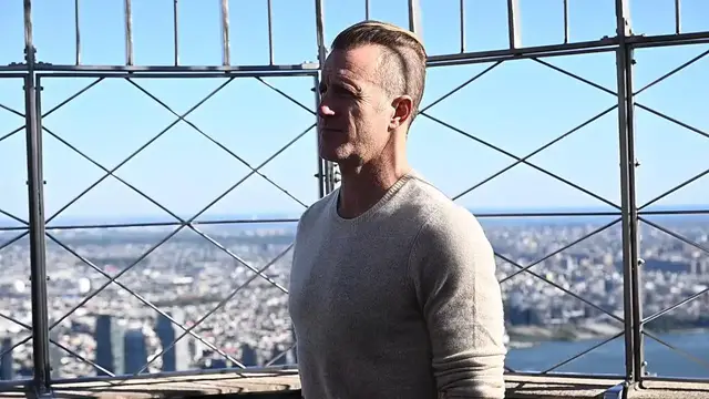 Video thumbnail for NY: LL COOL J and Scott Caan Visit Empire State Building.