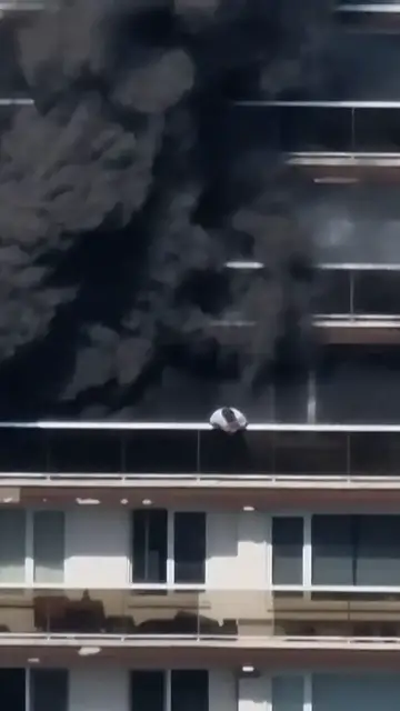 Video thumbnail for Video shows man escaping deadly Antwerp apartment fire