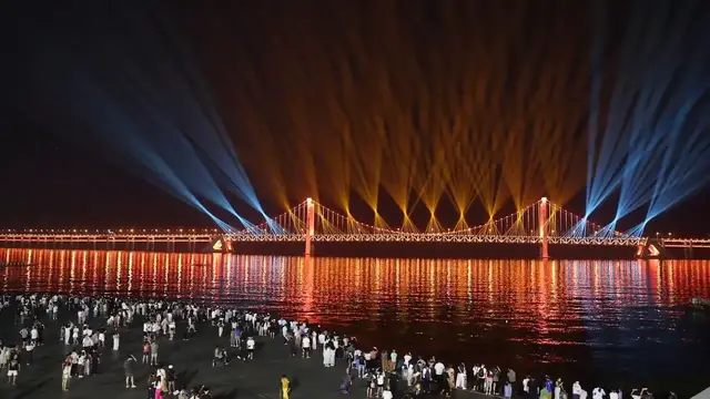 Video thumbnail for China: Xinghai Bay Bridge Light Show 3.