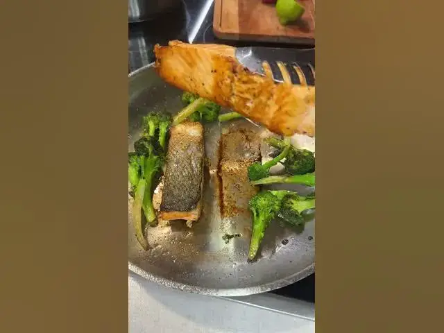 Video thumbnail for Lachs mit Kartoffeln und cremige Soße 🥔 😍 🍣🥦😋🔥