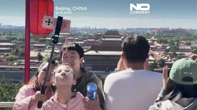 Video thumbnail for Giant Chinese flag unfurled on glass bridge in Jiangxi ahead of national day