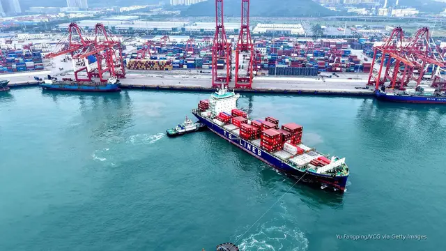 'Video thumbnail for Chinese exports to US plunge as Trump tariffs bite'