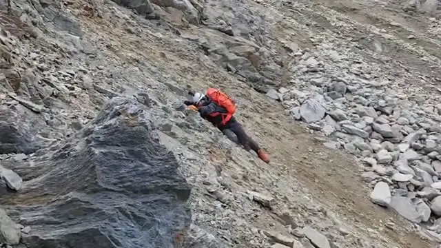 Video thumbnail for Climbers escape rockfall crossing ‘Death Pass’ on Mont Blanc