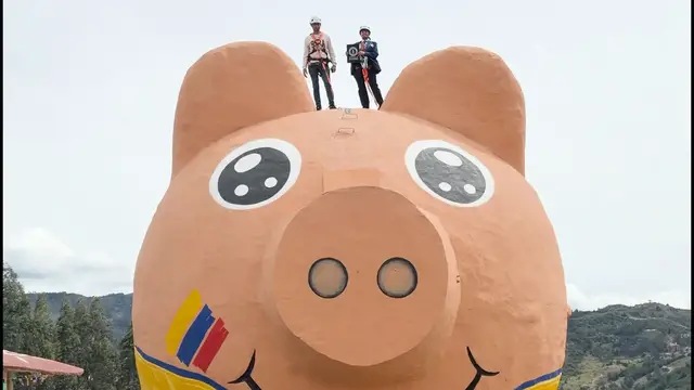 Video thumbnail for Largest piggy bank -  9 m (29 ft 6.3 in) tall and 10.36 m (33 ft 11.8 in) long achieved by Mano del Artesano - Pueblito de Barro