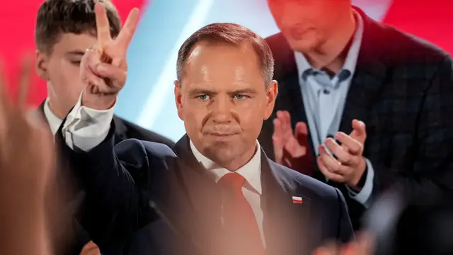 Video thumbnail for Right-wing Polish opposition candidate narrowly wins election