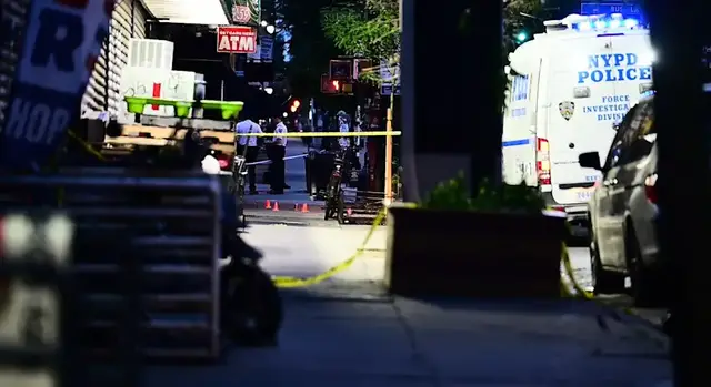 Video thumbnail for Video captures moments before NYPD detective injured in Crown Heights shooting