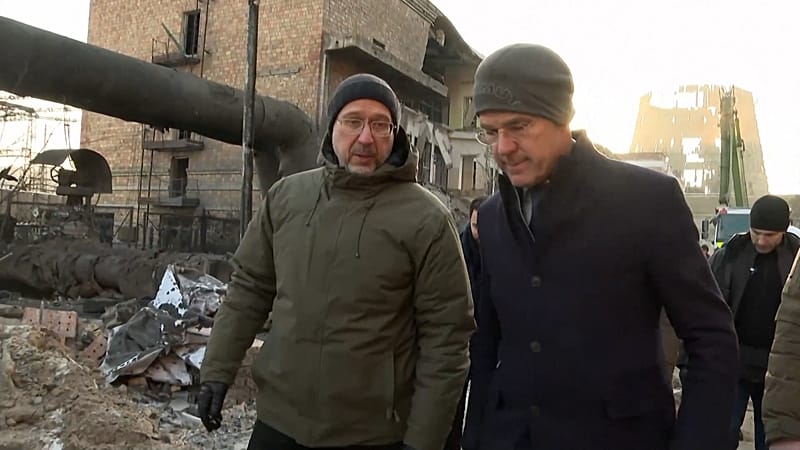 Video thumbnail for Mark Rutte visits damaged Kyiv energy site as Russia steps up attacks