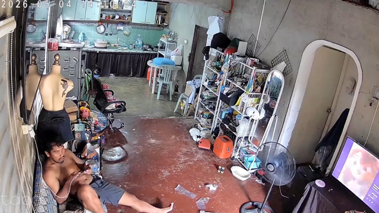 Video thumbnail for House Shakes During 6.1 Magnitude Quake in Samar