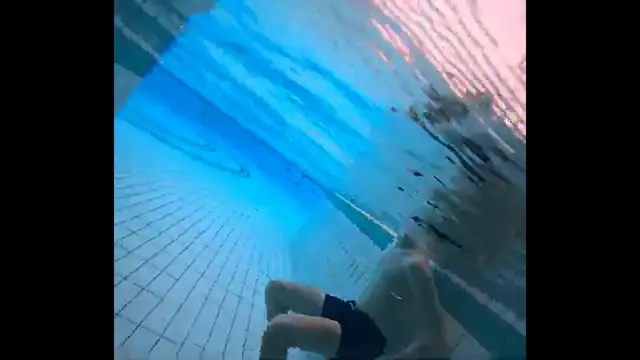 Video thumbnail for Unterwasser Spaß im Außenbecken Salto rückwärts und fröhliches Tauchabenteuer!