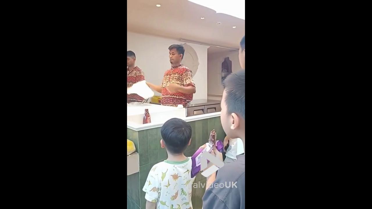 Video thumbnail for VV5076 Flying pancake returns to land on customers head