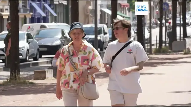 Video thumbnail for Tourist guides raise the alarm as Europe braces for another heatwave