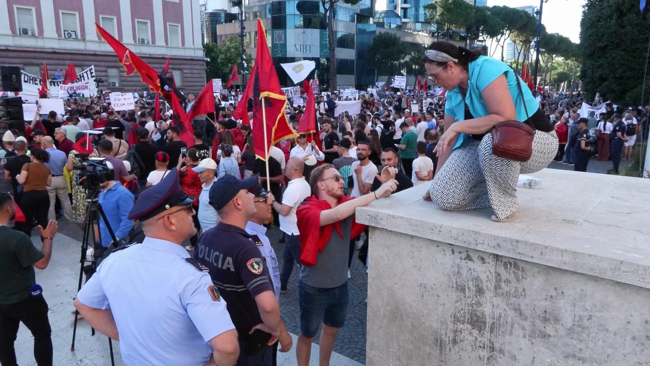 Video thumbnail for Albania: Protests against tourism project tied to Trump’s son-in-law continue for 6th day in Albania.