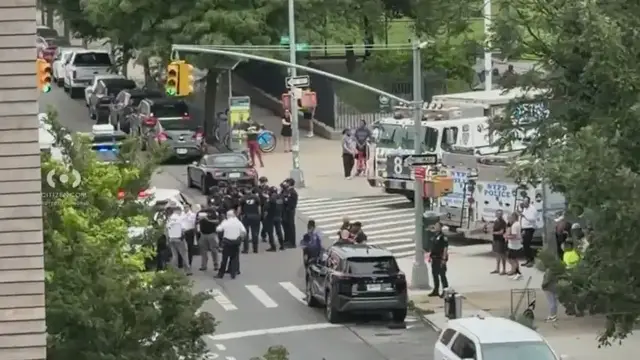 Video thumbnail for Officers in tactical gear surround apartment building in Bushwick