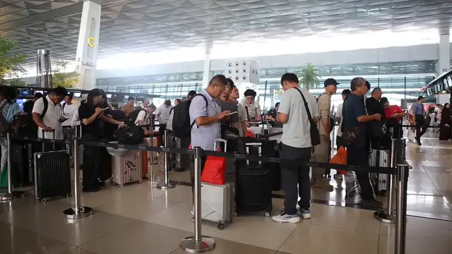 Video thumbnail for Indonesia: Indonesia extends airport closures as volcanic ash disrupts flights.