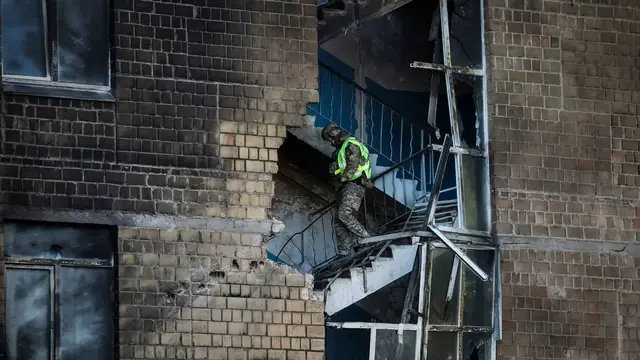 Video thumbnail for Russian drone hits Kyiv school minutes after children reach shelter