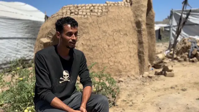 Video thumbnail for Tired of tents, Gaza men build mud-brick shelters inspired by ancestors.