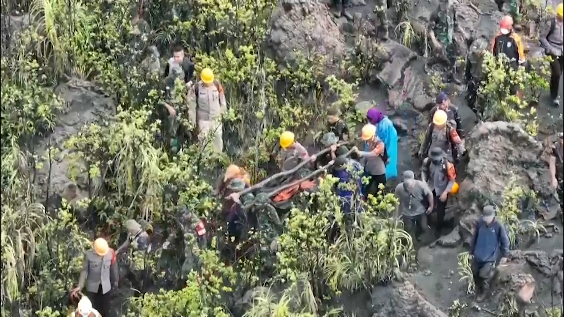 Video thumbnail for Indonesian authorities locate missing Singaporeans after Mount Dukono eruption.