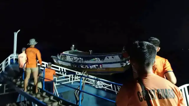 Video thumbnail for Philippines: Philippine Coast Guard rescues 62 people from stranded boat.
