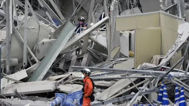 Video thumbnail for Japan searches for earthquake survivors as thousands evacuate