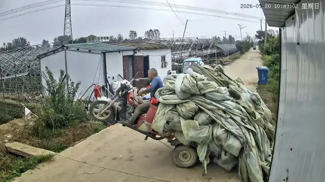 Video thumbnail for Overloaded Cargo Tricycle Tips Over Into Ditch in Anhui