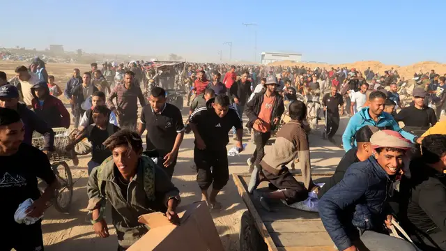 Video thumbnail for Multiple explosions near food distribution point in central Gaza