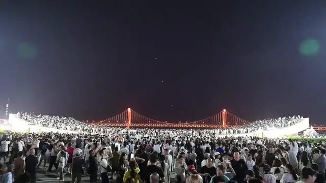 Video thumbnail for China: Xinghai Bay Bridge Light Show 4.