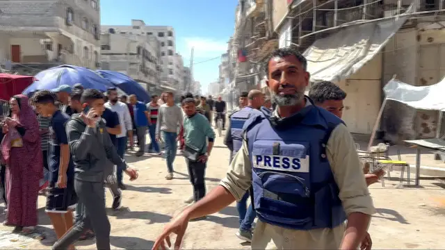 Video thumbnail for At least 23 killed as Israeli missiles strike packed Gaza City street near restaurants
