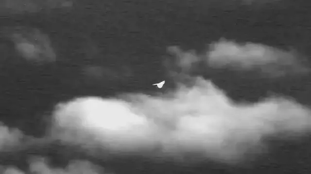 Video thumbnail for Türkiye: Türkiye's Akinci combat vehicle strikes aerial target with indigenous Sungur missile.