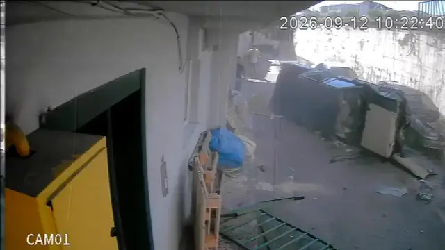 Video thumbnail for Türkiye: MOMENT - Pickup truck crashes over retaining wall onto cars in northern Türkiye.
