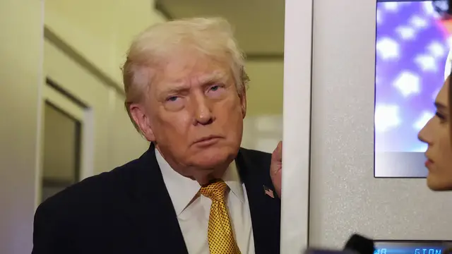 Video thumbnail for Trump warns of potential second strike on Venezuela