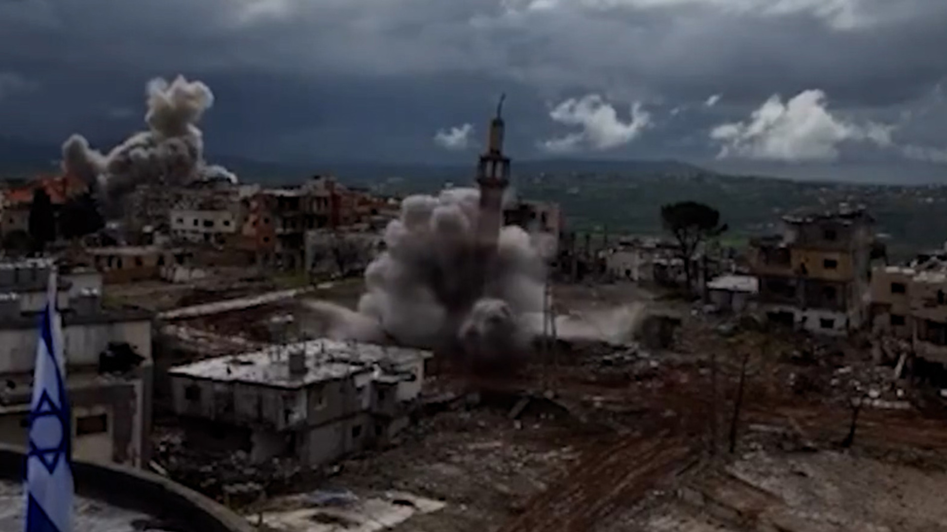 Video thumbnail for Israeli forces blow up mosque minaret in southern Lebanon