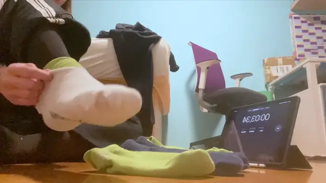 Video thumbnail for Fastest time to put on ten socks on one foot - 11.39 seconds by Johnny Buckingham